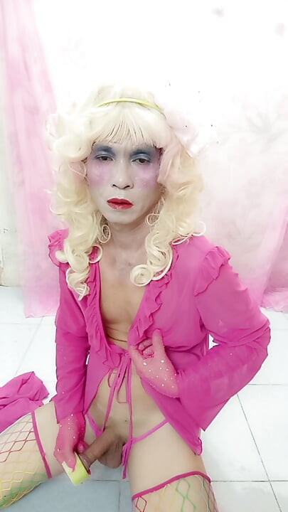 Oanh Le טרנסג'נדר לובשת בגדים סקסיים, פורנוגרפיה, גירוי עדין של הזין גורם לאושר רב