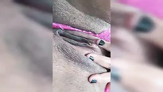 Управляемый ручной стимул: Николи Маттос вызывает удовольствие и демонстрирует свою сверкающую задницу!