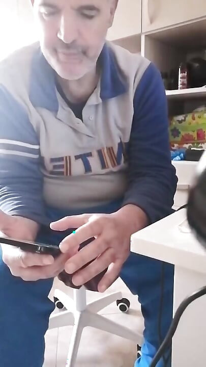 Me meo y mojo la punta de mi polla en mi pis y me masturbo mi polla dura