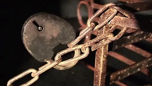 Hübsches französisches schätzchen wird in einer BDSM-action hart geritten