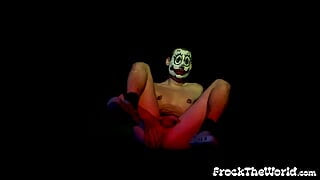 Versauter maskierter clown neckt sein arschloch und seinen schlaffen schwanz