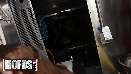 Mofos - yığılmış genç kırmızı Eviee koca yaraklı burrito kamyon işçisiyle erkek arkadaşını aldatıyor ve göğüslerine büyük bir döl alıyor