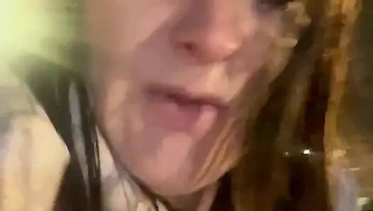 Ajudan care muncrat di kamar mandi umum saat istirahat