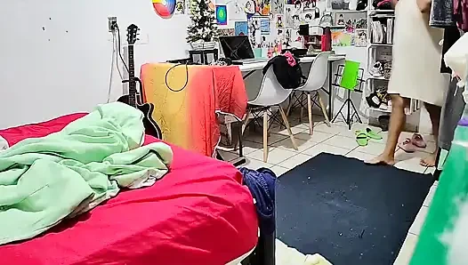 Nonton adik tiriku lagi mandi