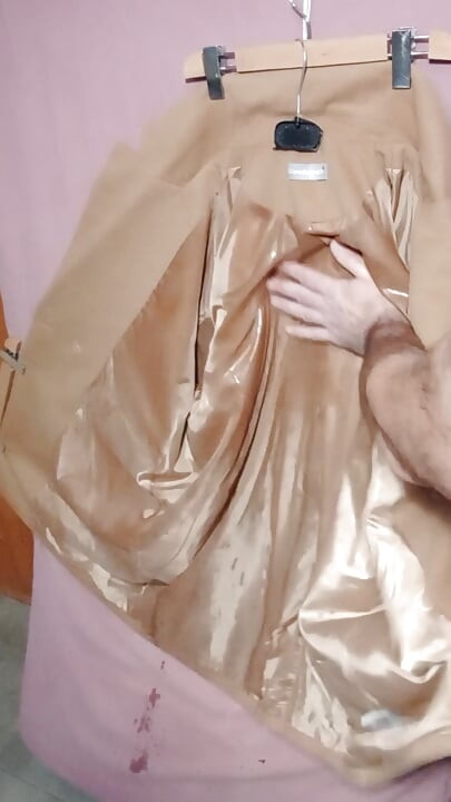 上品なウールのレディコートの光沢のある裏地に射精している