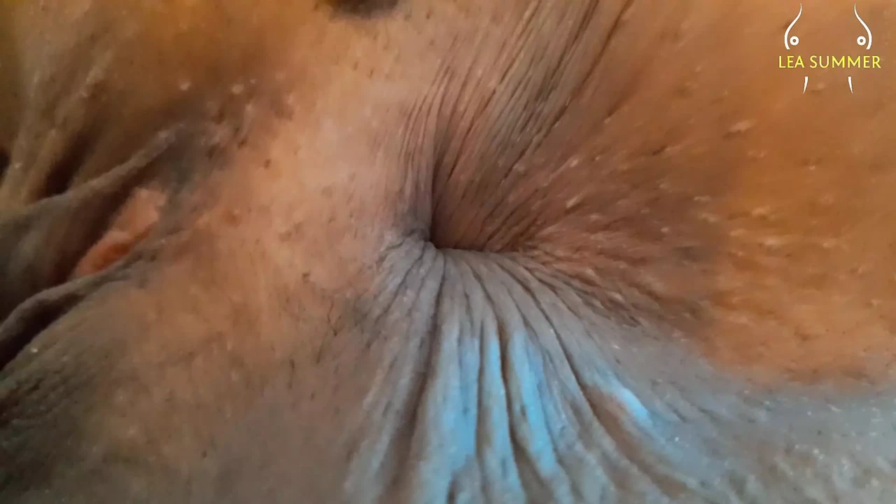 我打电话给我的继父，他在沙发上的屁股上操我