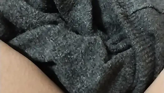 Tombul kadın yüksek sesle titreşerek orgazm oluyor