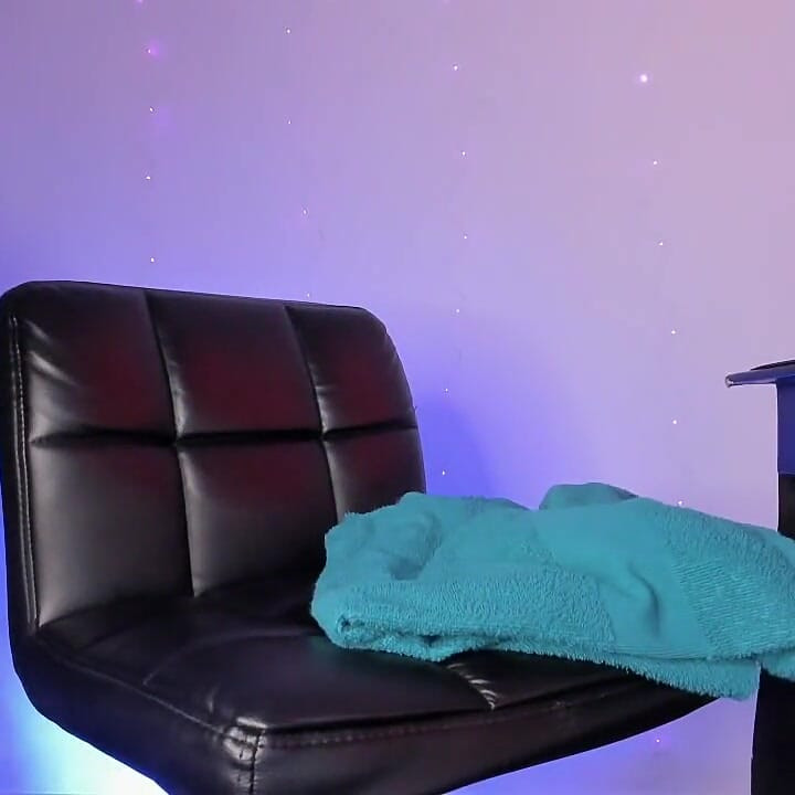 He Loves to Have His Ass Full, and He Fills It with His Dildo