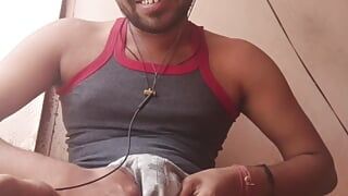 Ismaatdeva एक प्लेबॉय है जो एनीमे सेक्स देखने पर अपने लंड के साथ खेल रहा है
