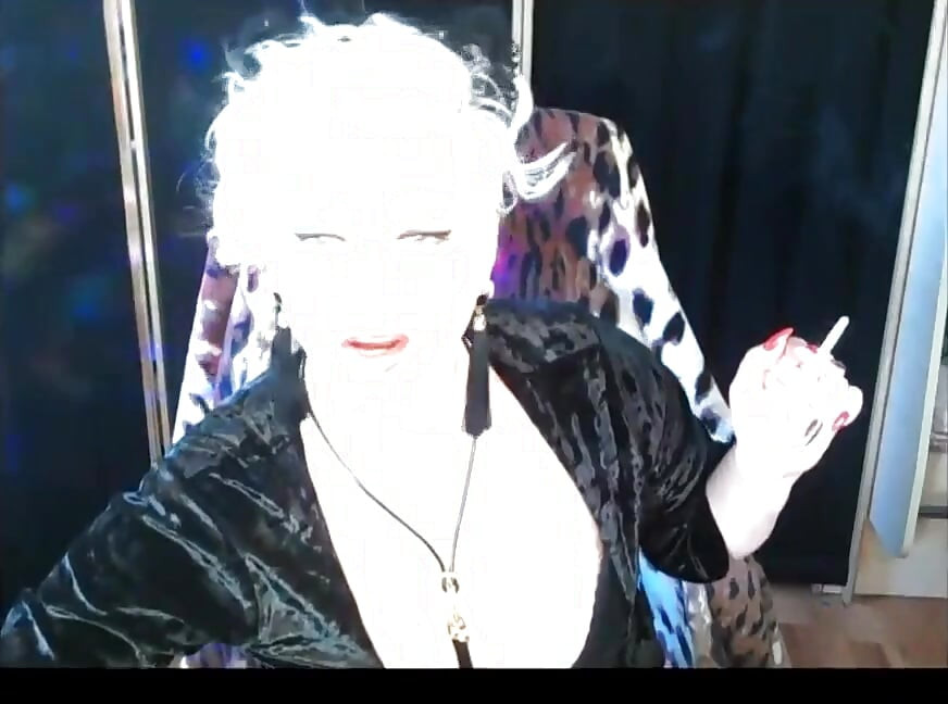 Soția mea este o curvă cool pe camera web! Uitați o selecție de performanțele ei sexuale în fotoliu!