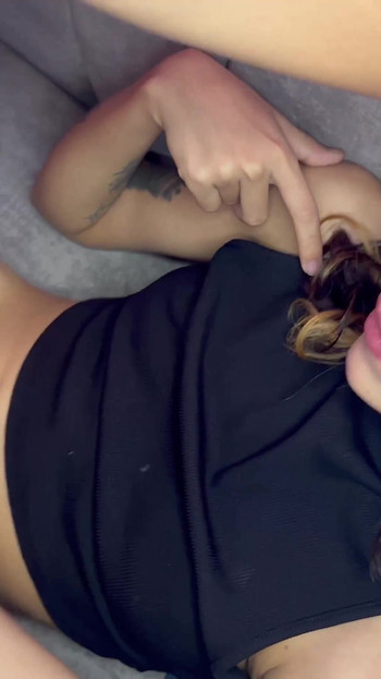 Εκμεταλλεύομαι την απόσπαση της προσοχής του πατριού μου για να γαμήσω τη μικρή μου ετεροθαλή αδερφή. | Κλιπ 3