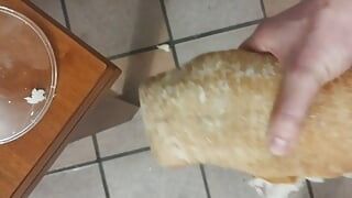Somun ekmekle sikiliyor