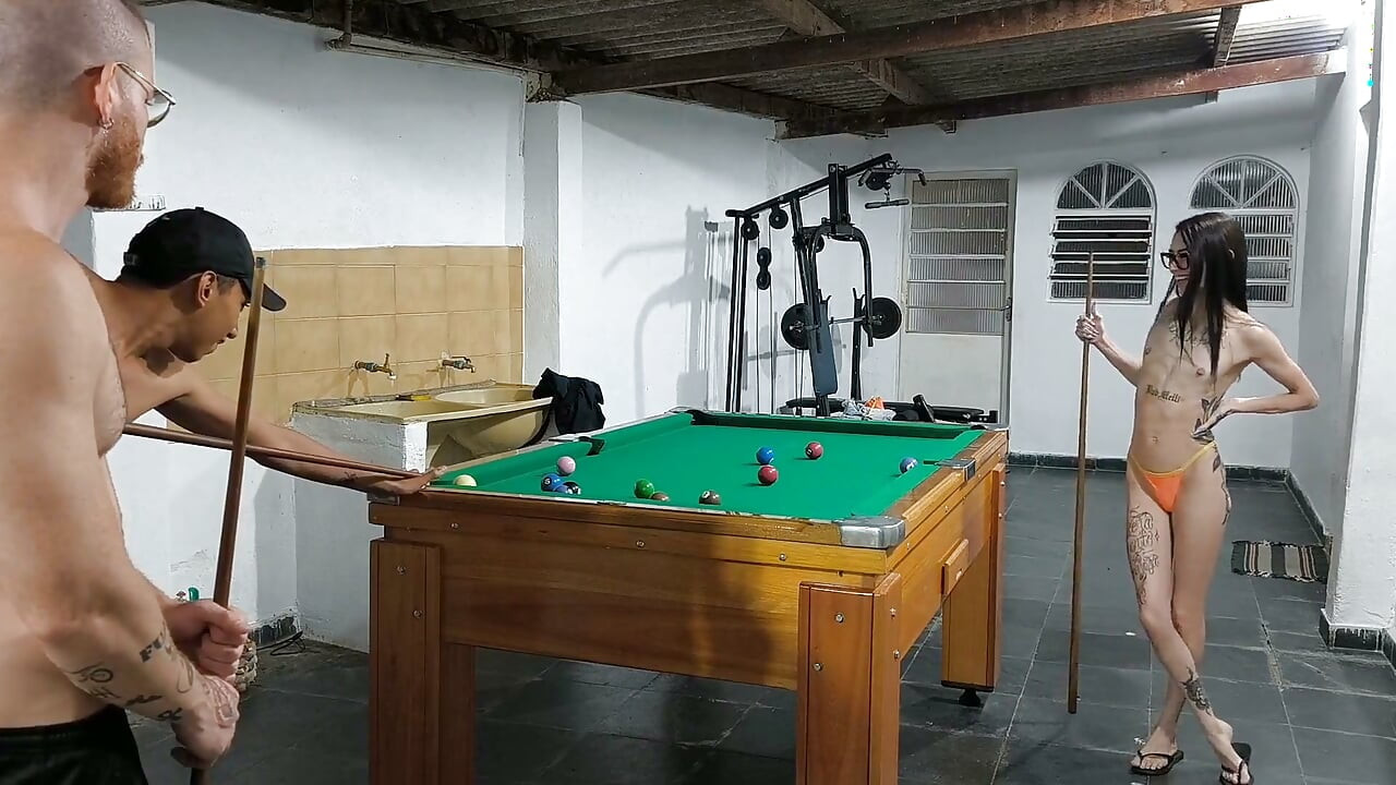 Nagpapabiro ako sa pool