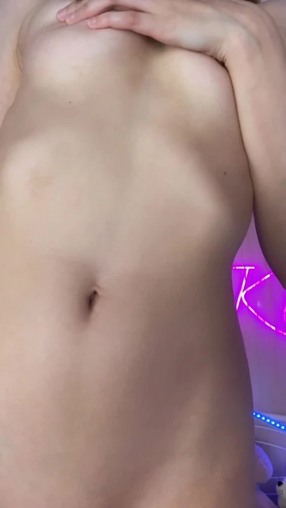 你喜欢我平整的肚子在我呼吸时移动的方式吗？