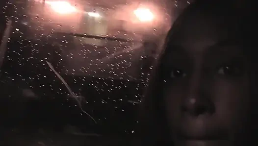 Zenci hatun sürtük sikişmek için dükkanın önünde seçiliyor