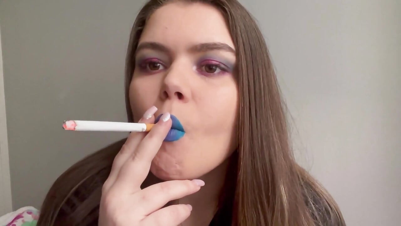 Sexy kuřačka s modrou rtěnkou