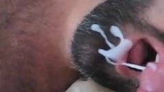Pov twarzy owłosiony niedźwiedź sperma na brodzie