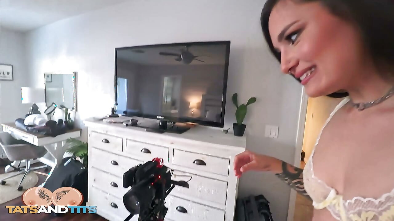 Getatoeëerde hottie Luna Lovely krijgt grote zwarte lul