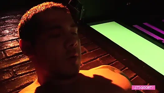 Cewek bertato dengan sepatu hak tinggi lagi asik ngentot