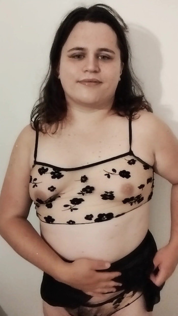 Slatka debela transfemka skida se za tebe