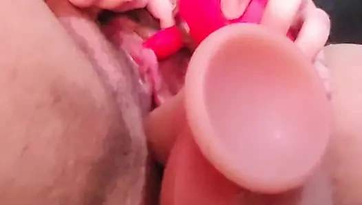Muncrat dengan vibrator menjilati