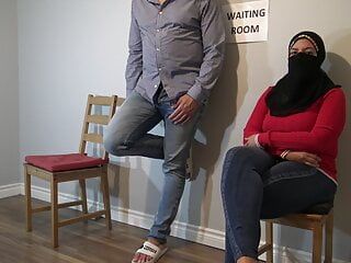 Замужняя арабская женщина получает камшот в публичном зале ожидания.