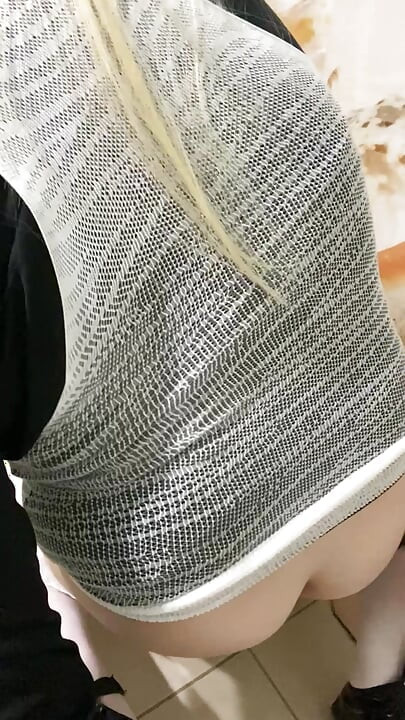 Amatoare curvă sexy sissy Crossdresser trans Sunt ciorapi albi și tocuri cu vibrator vorbe murdare stropesc mâinile spermei feee