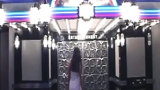 Olgun esmer orta yaşlı seksi kadın derin esnemeden önce büyük yarağa fışkırıyor