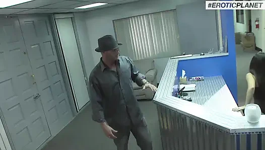 Büyük memeli esmer binmeyi ve anal seks yapmayı seviyor