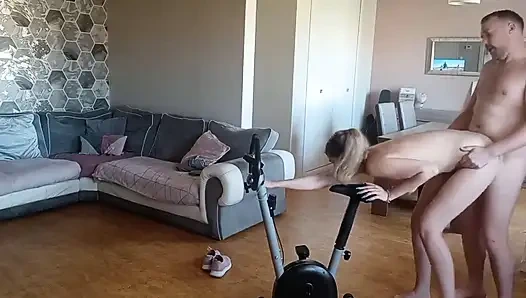 Heiße Ehefrau in Leggings Wird Auf Dem Heimtrainertrainer Doggy Style Gefickt Und Bekommt Ein Großes Gesichtsbehandlung