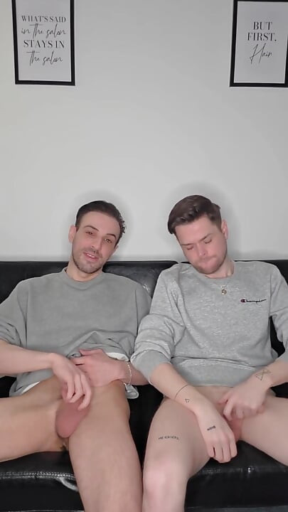 Asılı sünnetsiz brotosh delikanlılar yan yana mastürbasyon yapıyor