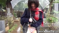 Nettes japanisches Küken hat Vibrator, der sie im Regen befriedigt