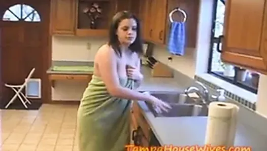 Une femme au foyer MILF sexy baise le plombier