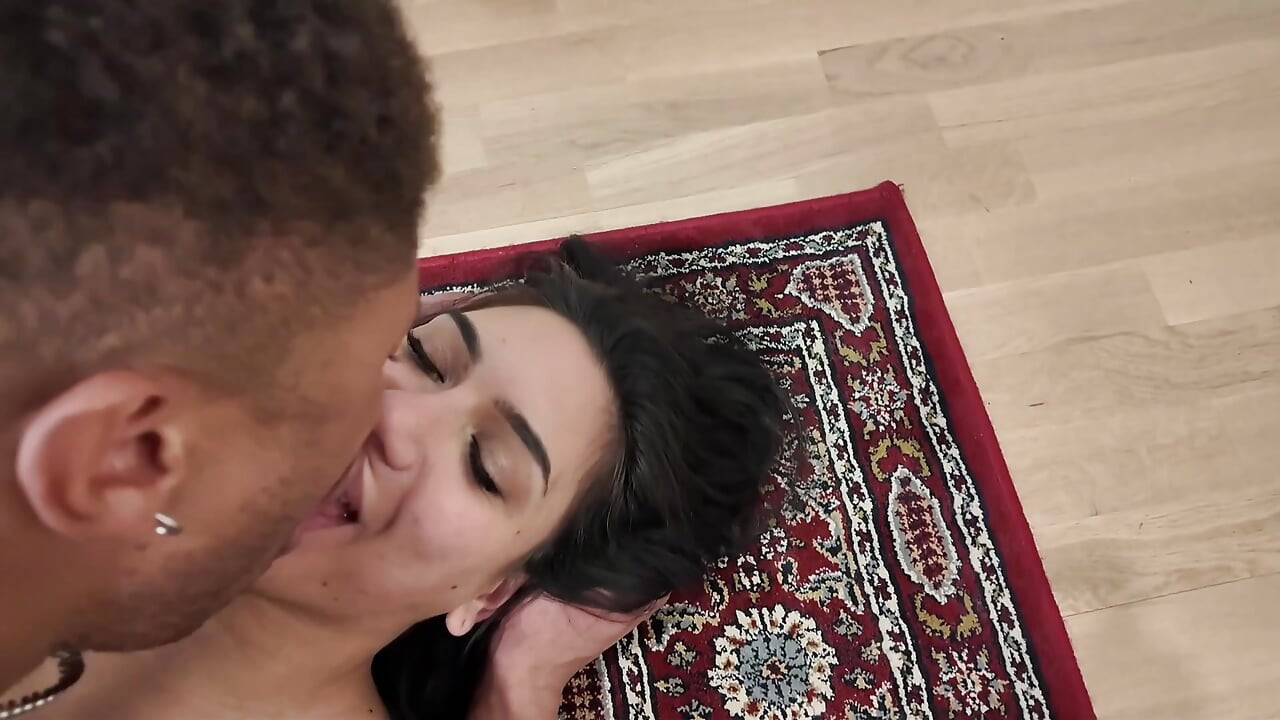 我的女朋友的阴户因为她的大黑屌壮男而湿了