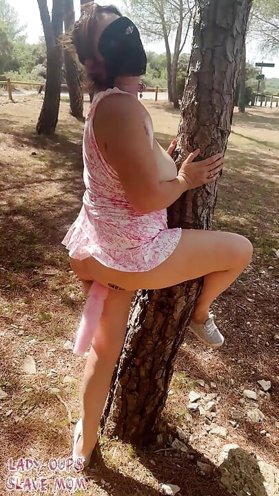 Cewek penurut dengan gaun super seksi ini lagi asik muasin memeknya pakai buttplug di hutan