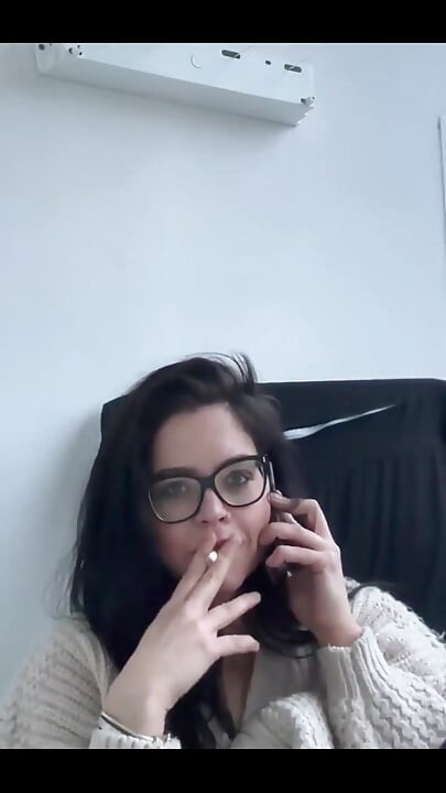 Merokok selama berbicara melalui telepon dengan temanku;)