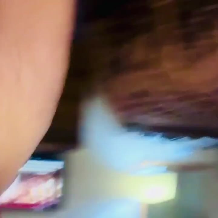 Esposa é cuspida assada por seu marido e seu amigo no hotel.