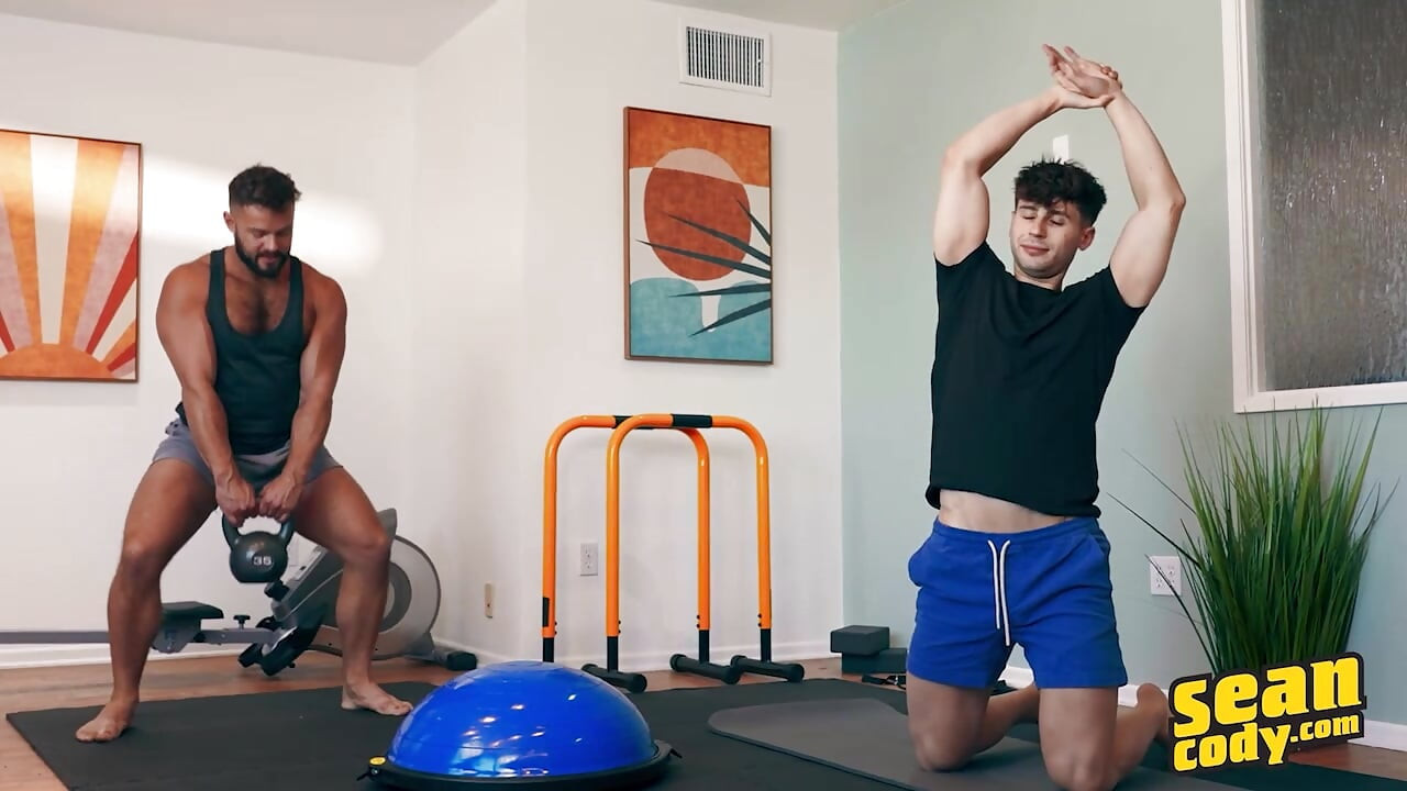 Sean Cody - Hayden spor salonunda Michael'ı esnetiyor ve ateşli bir egzersiz seansında onu sert sikiyor