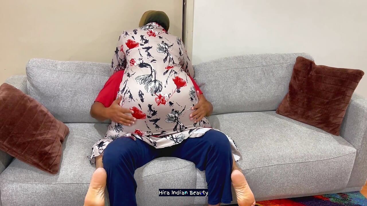 Istri nakal berhijab lagi asik nyepong dan ngentot posisi misionaris - erotika