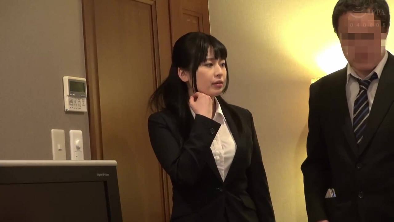 由于我的出差目的地的混杂，我最终与一个丰满的同事分享了一个房间。3