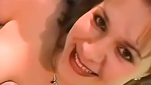 Bu kızıl saçlıdan meme sikişi ve yarak emiyor