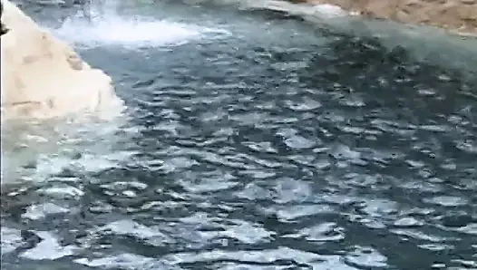 Zenci sürtük amını yalatıyor ve şelaleye karşı doğada sikiliyor