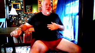 Seks na kameri! Medved drka na mreži u belom džoku