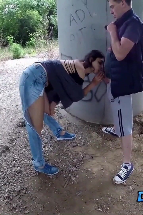 Arabada oral seks sonra iki yarak emiyor açık havada sikişiyor - videoda birçok sahne