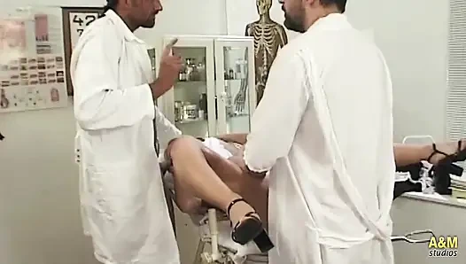 In dieser Klinik gibt es zwei lasziv Ärzte.