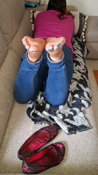Remain ignored at my stinking and dirty feet