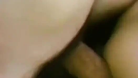 Sofia lagi asik nyepong kontol sebelum pantatnya dientot habis-habisan