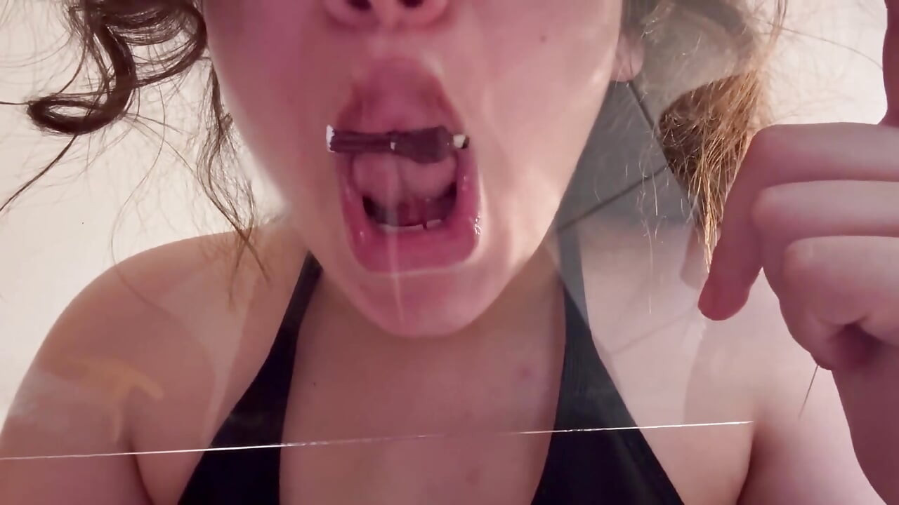 Giantess Stepsister Presses Her Mouth