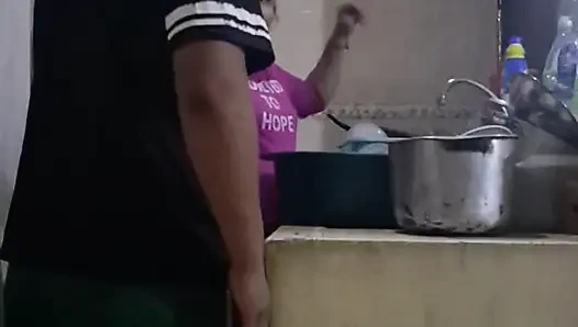Karyawan ngentot dan nyepong kontol sambil cuci piring