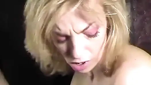 Сексуальная блондинка-бармен принимает камшот в рот